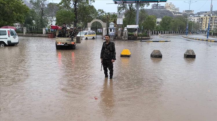 محافظ عدن يتفقد مديريات العاصمة بعد الأمطار الغزيرة ويؤكد على سرعة معالجة الأضرار 1 محافظ عدن يتفقد مديريات العاصمة بعد الأمطار الغزيرة ويؤكد على سرعة معالجة الأضرار