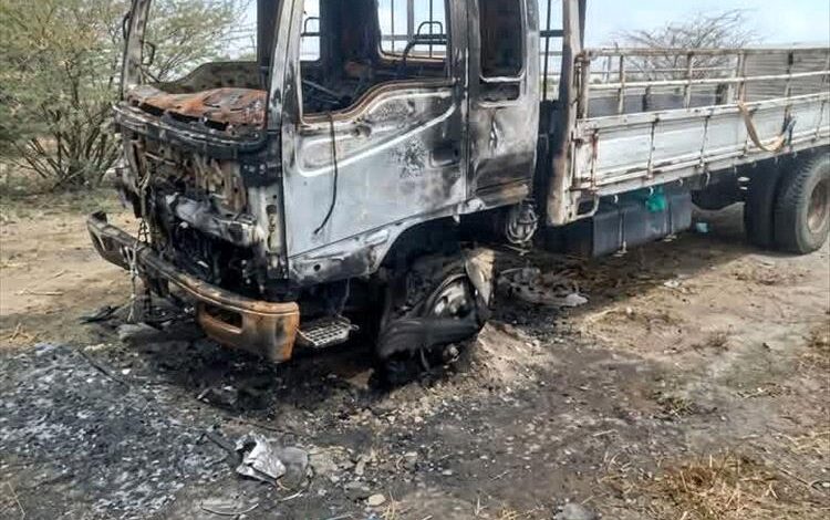 مجهولون يحرقون شاحنة مواطن في المخا ويخلّفون خسائر فادحة