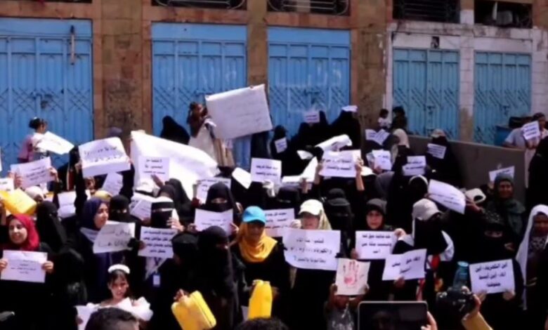 نساء تعز يواصلن الاحتجاج للأسبوع الثالث 1 نساء تعز يواصلن الاحتجاج للأسبوع الثالث