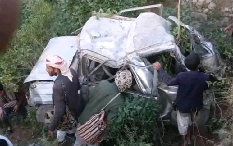 وفاة امرأة وإصابة ثلاثة أطفال في حادث مروري مروّع شمالي حجة