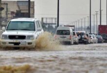 أمطار غزيرة تغلق المدارس وتغمر الطرق في السعودية