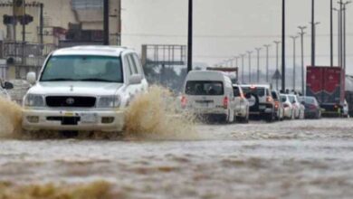 أمطار غزيرة تغلق المدارس وتغمر الطرق في السعودية