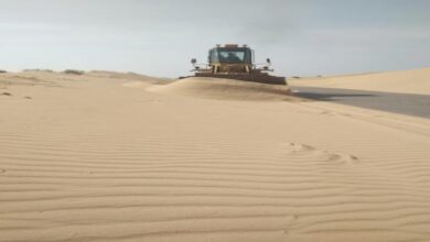 تواصل اعمال إزالة الرمال من منطقة النشيمة برضوم شبوة 10 تواصل اعمال إزالة الرمال من منطقة النشيمة برضوم شبوة