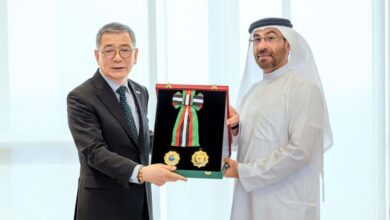محمد بن زايد يمنح وسام الاستقلال من الطبقة الأولى لسفير كوريا في الإمارات