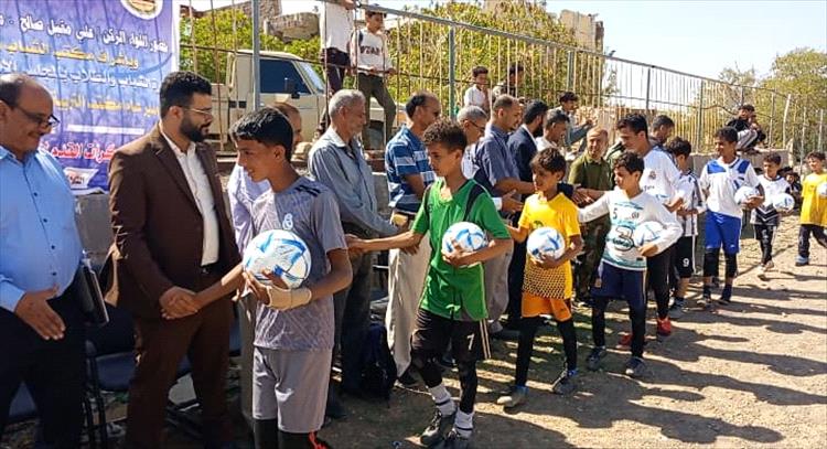 الضالع: توزيع 900 كرة قدم على المدارس بدعم من الفيفا لتعزيز الرياضة المدرسية