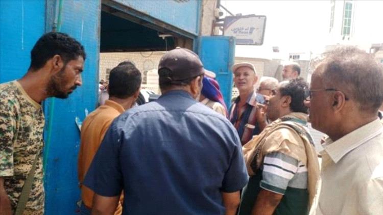 عدن.. حملة رقابية واسعة في خورمكسر تغلق محال مخالفة وتحرر 64 محضراً 1 عدن.. حملة رقابية واسعة في خورمكسر تغلق محال مخالفة وتحرر 64 محضراً