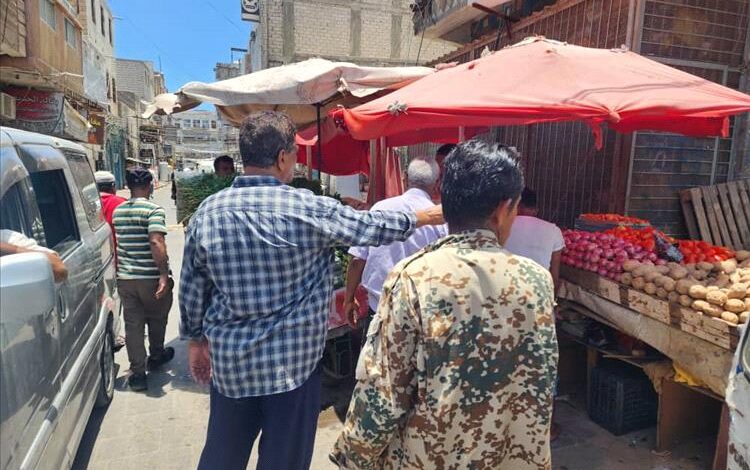 حملة ميدانية في صيرة بعدن لتنظيم الأسواق وتحسين انسيابية المرور