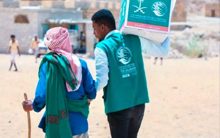 مركز الملك سلمان للإغاثة يقدّم مساعدات غذائية لأكثر من 2,400 مستفيد في حضرموت