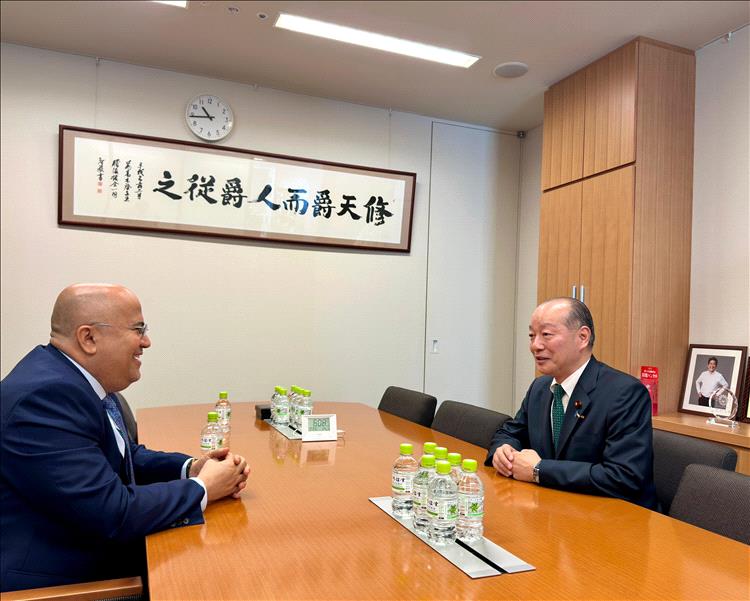 مباحثات يمنية يابانية لتعزيز التعاون وتأكيد الدعم لمسارات السلام