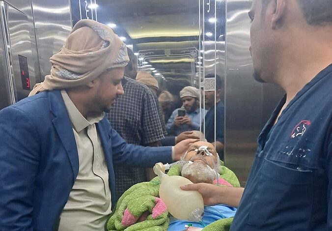 عنصر حوثي يطعن إماماً مسناً أثناء الصلاة في بلاد الروس ويثير غضباً واسعاً