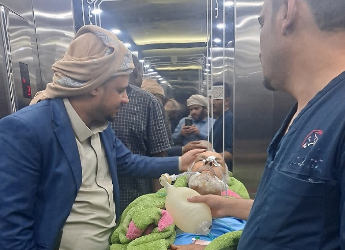 عنصر حوثي يطعن إماماً مسناً أثناء الصلاة في بلاد الروس ويثير غضباً واسعاً
