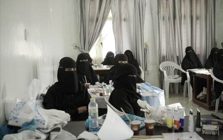 تدشين دورة تدريبية في الرسم على القماش ضمن مشروع «ألوان سقطرى» 1 تدشين دورة تدريبية في الرسم على القماش ضمن مشروع «ألوان سقطرى»