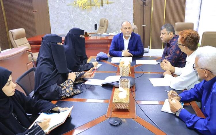 اجتماع في عدن يناقش استقرار السوق المحلي ومتابعة حركة السلع الغذائية