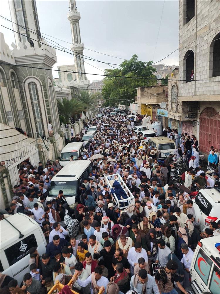 تشييع مهيب للطفل أيلول السامعي في تعز وسط دعوات لمعالجة مخاطر السيول
