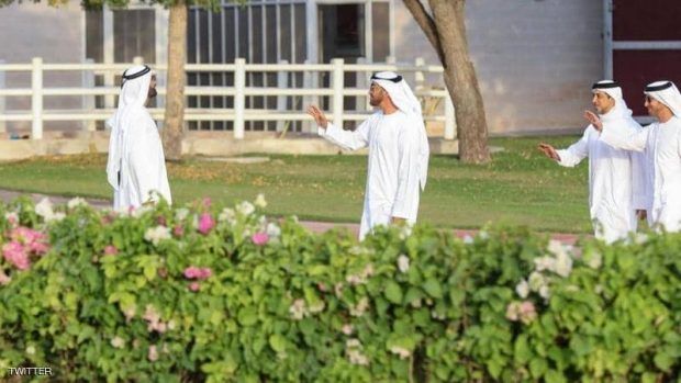 التحية في زمن كورونا.. تتصافح القلوب دون الأيدي 1 التحية في زمن كورونا.. تتصافح القلوب دون الأيدي