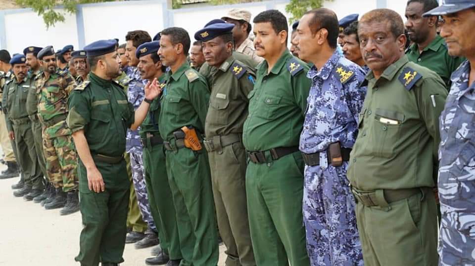 العميد “التميمي” يعقد إجتماع بعدد من ضباط الأمن والشرطة بساحل حضرموت 1 العميد “التميمي” يعقد إجتماع بعدد من ضباط الأمن والشرطة بساحل حضرموت