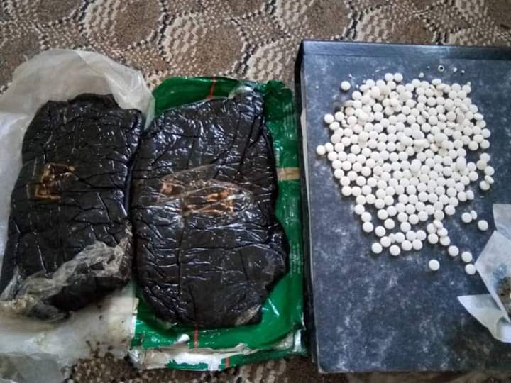 ضبط 200 كيلو حشيش اثناء محاولة تهريبها لمليشيا الحوثي بصنعاء 1 ضبط 200 كيلو حشيش اثناء محاولة تهريبها لمليشيا الحوثي بصنعاء