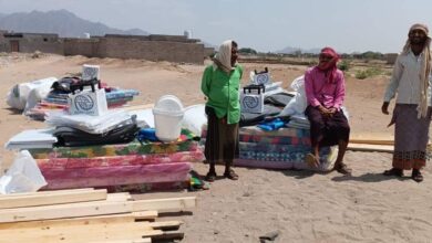 منظمات محلية ودولية تغيث الأسر المتضررة من الحريق في ريف حيس