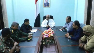 محافظ الحديدة يوجه بتوفير أرضية لإنشاء دار رعاية الأحداث في الخوخة