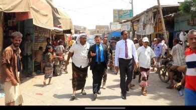 الخوخة.. القديمي يوجه برفع المخالفات وإزالة الاختلالات المرورية في السوق القديم
