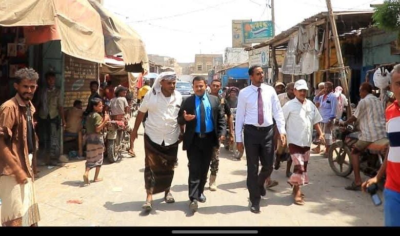 الخوخة.. القديمي يوجه برفع المخالفات وإزالة الاختلالات المرورية في السوق القديم
