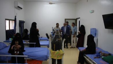 محافظ الحديدة يزور قسم سوء التغذية بمستشفى حيس ويشيد بالكادر الطبي