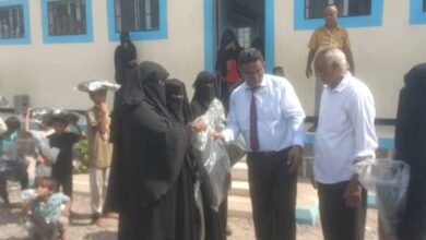 الحديدة.. انطلاق توزيع الحقائب المدرسية والتعليمية في مدارس التعليم التعويضي