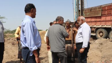 محافظ الحديدة ينفذ زيارة ميدانية لمتابعة مشروع المياه الجديد في الدنين بحيس