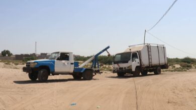 شرطة السير بالحديدة تطلق حملة لإزالة المركبات المتروكة في الشوارع