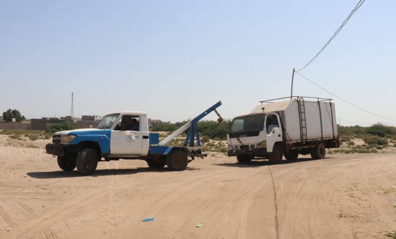 شرطة السير بالحديدة تطلق حملة لإزالة المركبات المتروكة في الشوارع