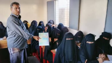 الحديدة تطلق عملية توزيع مناهج جديدة لـ400 دارسة في مراكز محو الأمية