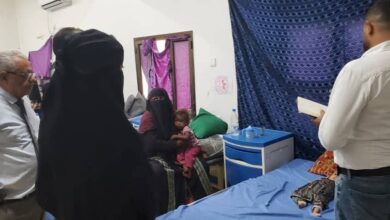 مدير حيس ووفد الأوتشا يتفقدون قسم الحميات للأطفال بمستشفى حيس الريفي