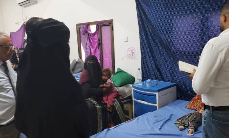 مدير حيس ووفد الأوتشا يتفقدون قسم الحميات للأطفال بمستشفى حيس الريفي