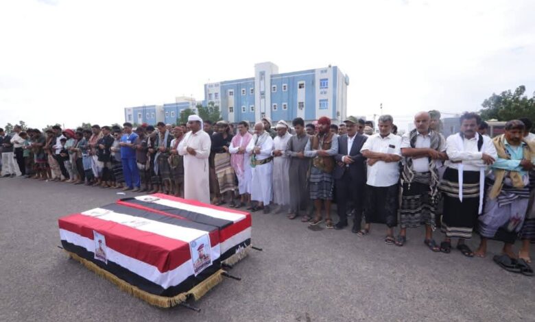 تشييع مهيب لشهيدي اللواء الأول زرانيق في المخا