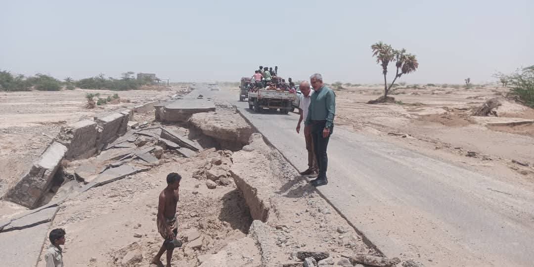 وكيل تعز يطلع على خسائر سيول الأمطار في المخا ويبحث سبل التدخل العاجل