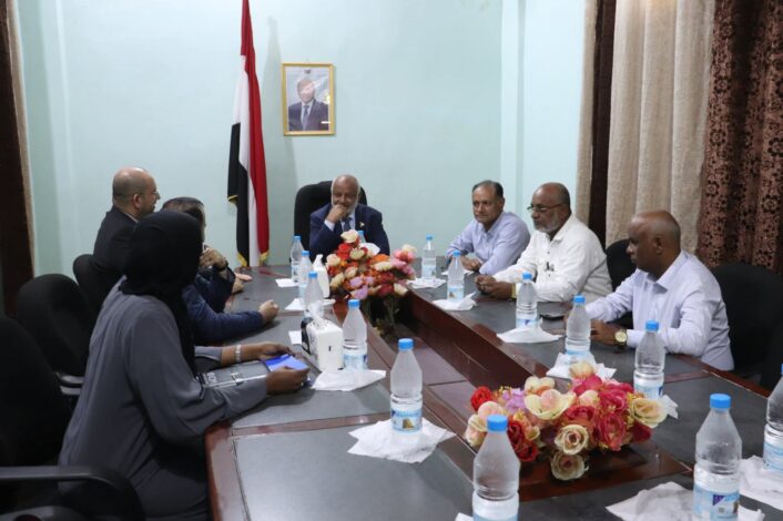 محافظ الحديدة يناقش مع منظمة الهجرة الدولية سبل توسيع الاستجابة الإنسانية وتعزيز الخدمات