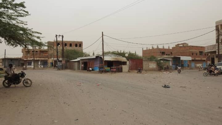 مليشيات الحوثي تمطر الأحياء السكنية بقذائف المدفعية في حيس