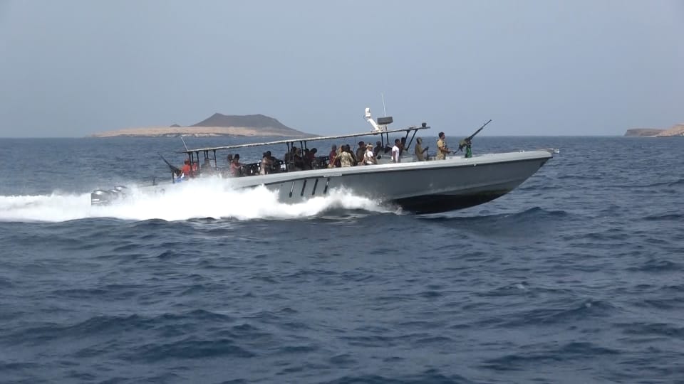 مدير خفر السواحل ومدير امن الحديدة يقومان بجولة بحرية في جزر حنيش 1 مدير خفر السواحل ومدير امن الحديدة يقومان بجولة بحرية في جزر حنيش