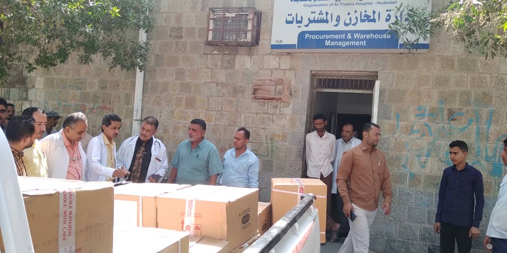 الحديدة.. هيئة مستشفى الثورة تتسلم كمية من الأدوية من مجموعة إخوان ثابت الخيرية 1 مستشفى الثورة في الحديدة تتسلم كمية من الأدوية من مجموعة إخوان ثابت الخيرية