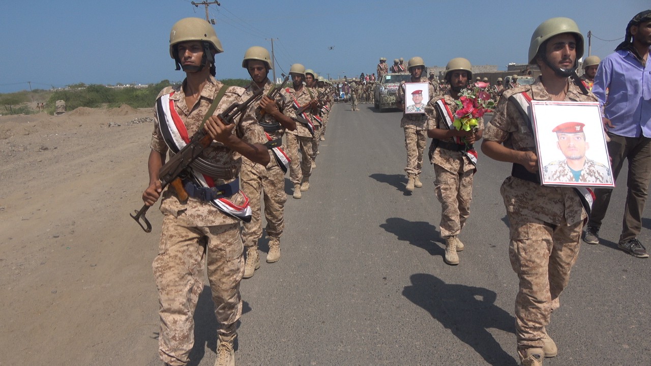 المقاومة الوطنية تشيع شهيد الجمهورية البطل عبدالكريم الجدهني في المخا 1 المقاومة الوطنية تشيع شهيد الجمهورية البطل عبدالكريم الجدهني في المخا