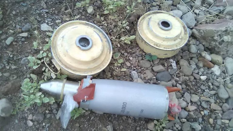 تفكيك ألغاماً حوثية وعبوات ناسفة بالقرب من منازل ومزارع المواطنين في حيس 1 تفكيك ألغاماً حوثية وعبوات ناسفة بالقرب من منازل ومزارع المواطنين في حيس