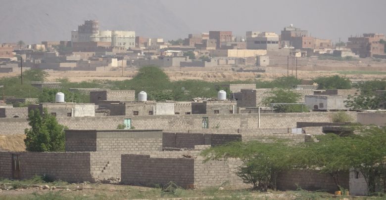 مليشيات الحوثي تستهدف بالقذائف المدفعية منازل المواطنين في حيس 1 مليشيات الحوثي تستهدف بالقذائف المدفعية منازل المواطنين في حيس