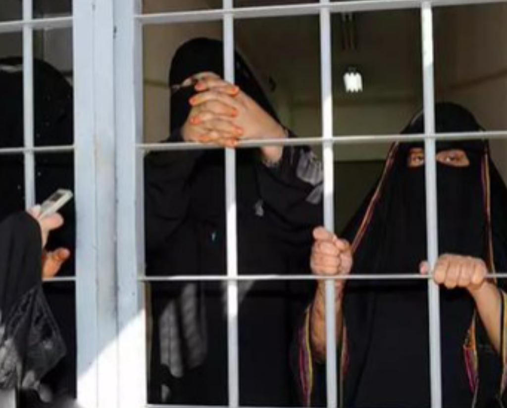 “لاكروا” الفرنسية تنشر تقريرا حول مقاومة النساء للحوثين في اليمن 1 “لاكروا” الفرنسية تنشر تقريرا حول مقاومة النساء للحوثين في اليمن