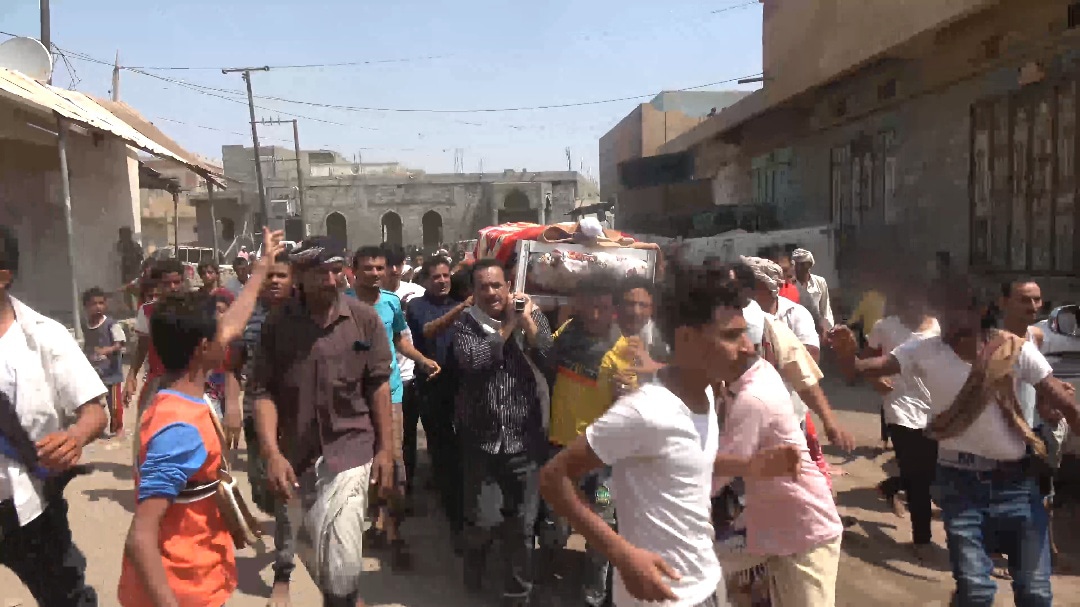 أبناء حيس يشيعون شهيد الجمهورية البطل "زيد ثابت" 1 أبناء حيس يشيعون شهيد الجمهورية البطل "زيد ثابت"