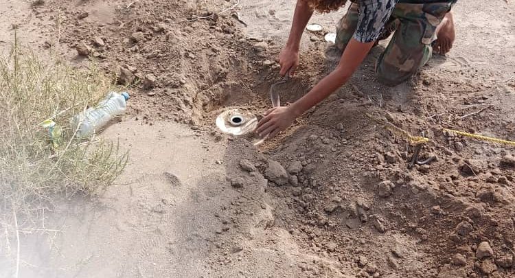 لليوم الثاني.. هندسة المشتركة تواصل نزع وتفكيك شبكة الغام حوثية في مدينة الحديدة 1 لليوم الثاني.. هندسة المشتركة تواصل نزع وتفكيك شبكة الغام حوثية في مدينة الحديدة