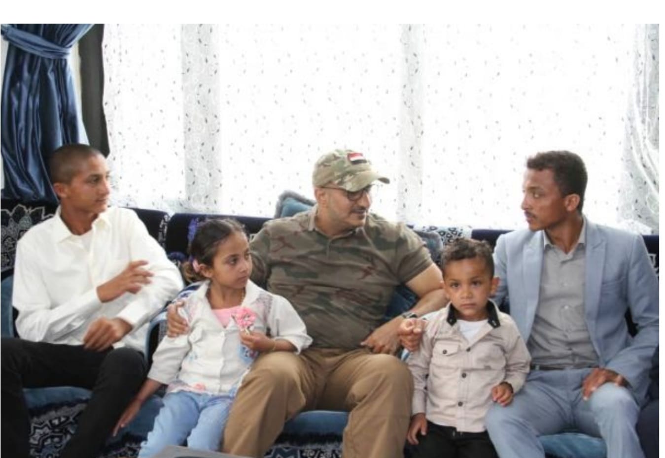 عضو الرئاسي طارق صالح يطمأن على احوال أسرة الشهيد الصُّليحي