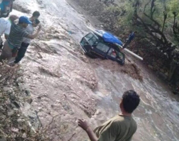 مواطنون في لحج ينقذون مسافرين داخل سيارة من سيول الأمطار