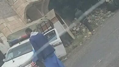 بعد 3 سنوات من اغتياله.. الوقائي الحوثي يقتحم منزل قيادي سابق في صنعاء 3 بعد 3 سنوات من اغتياله.. الوقائي الحوثي يقتحم منزل قيادي سابق في صنعاء