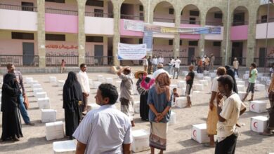 الخلية الإنسانية توزع مساعدات غذائية على معلمي الخوخة
