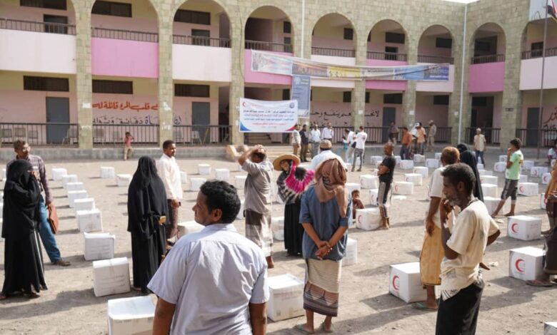 الخلية الإنسانية توزع مساعدات غذائية على معلمي الخوخة